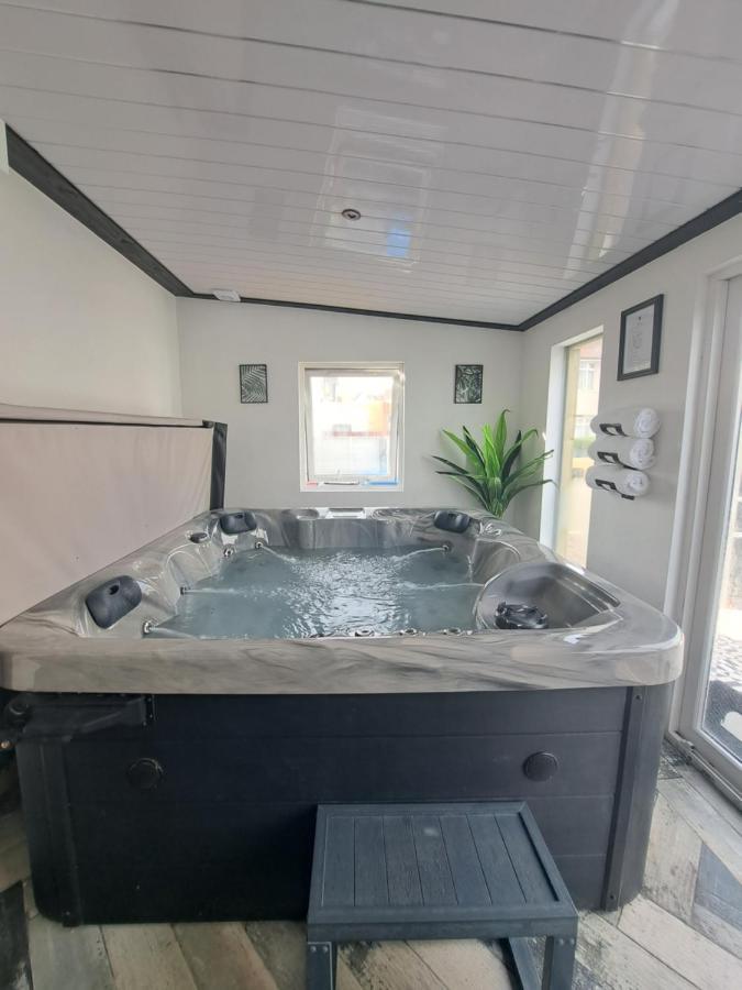 Family Holiday With Hot Tub , Family Groups Only Blackpool Eksteriør bilde